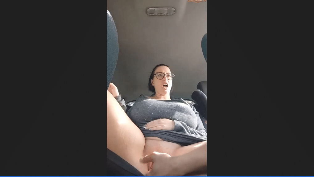 AshelySweetyX _ 4 Live en voiture – Défis – Se faire toucher les seins par un inconnu