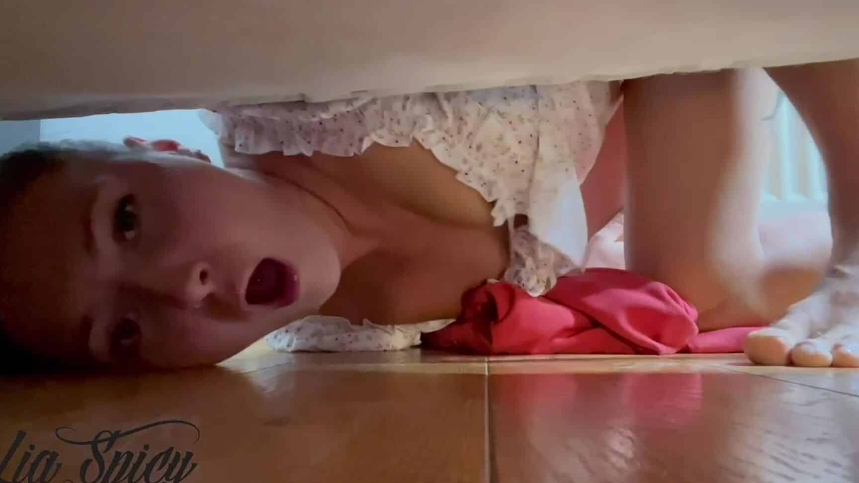 Lia Spicy 21 _ Coincée sous le lit – il abuse de mon cul et ma chatte