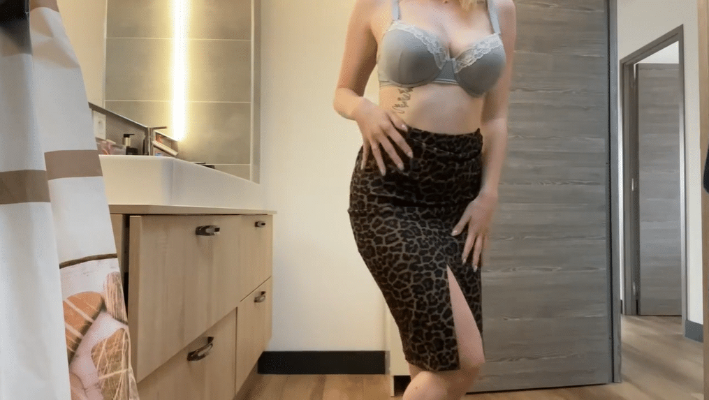 Mrsmrb _ 13 _ Solo dans la salle de bain – je me dénude et me masturbe pour toi