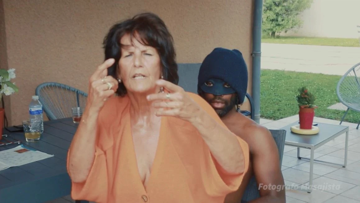 fotografo-masajista Fr – La mamie française joue des mots croisés et finit par se faire baiser par une grosse bite noire – 26-07-2025